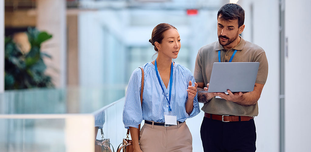 Co-workers discussing how to improve data literacy with AI analytics